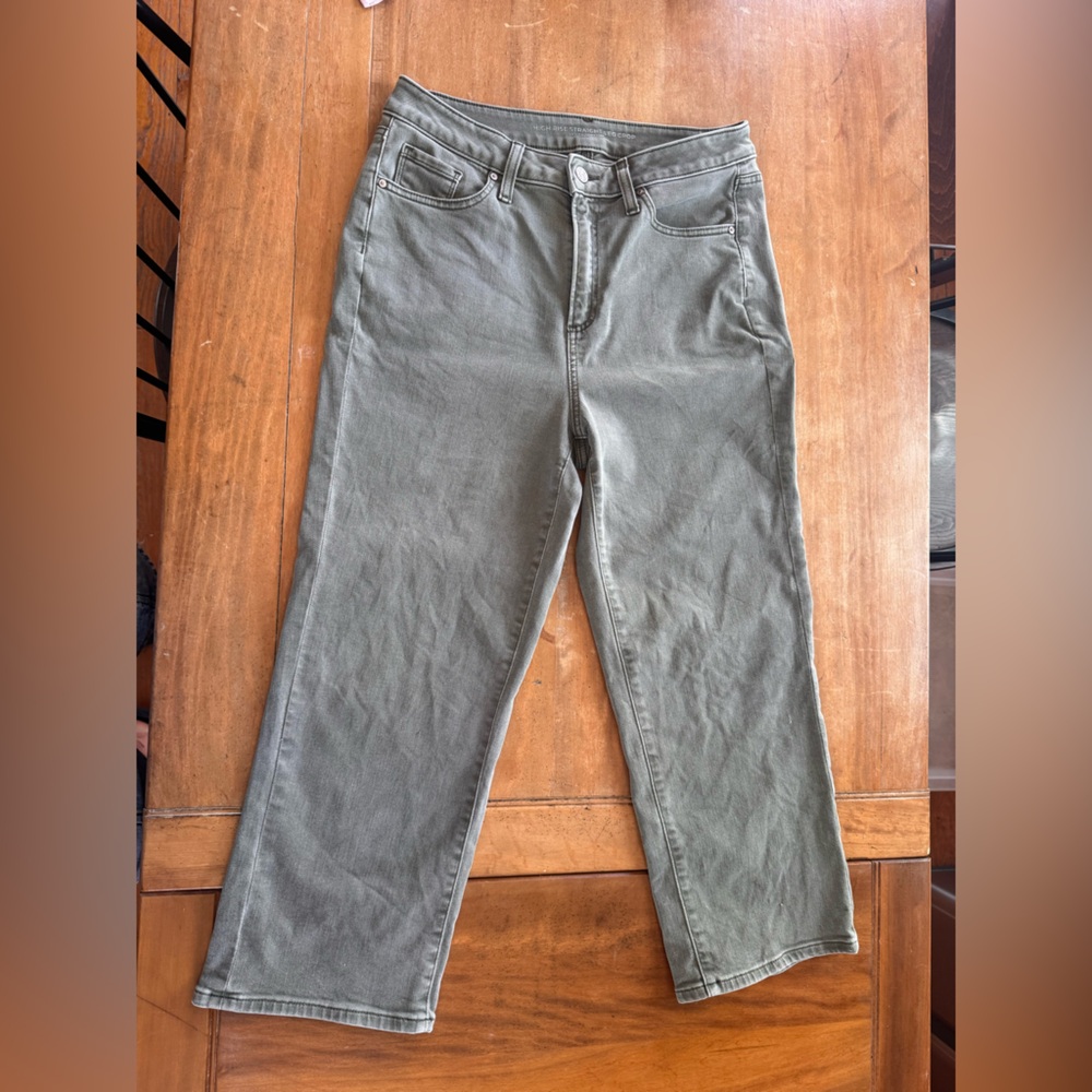 Chicos high rise straight leg crop size 8